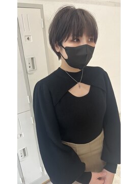 ヘアデザイン ソラ(Sola) 襟足すっきりふんわりショート 明るめ透け感グレージュ10代20代