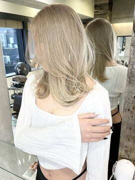 トルネード(TORNADO) 海外へア 外国人風 ホワイトブロンド レイヤーカットM0303