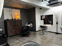エディ(HEDI)の雰囲気（アンティークの家具や照明・店内は落ち着いた雰囲気です。）