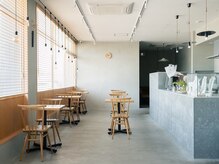 トコノマ(TOCONOMA)の雰囲気(店舗入り口にカフェ、奥に雑貨店も併設しています。)