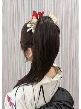 ベルグロー 北新地(BELLEGROW) 花飾りストレートポニーテール｜梅田・北新地ヘアセット