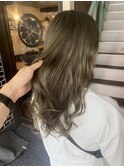 オリーブベージュ×透明感