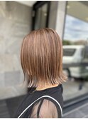 ベージュブラウン×ハイトーン外ハネボブ