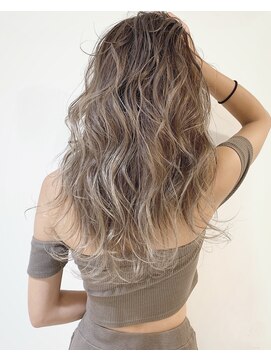 ヘアーワークス ヘルム 渋谷店(HAIR WORKS HELM) 外国人風ミルクティーベージュ