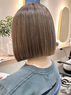 ヒビヲ(HIBIO) ショートボブミルクティーベージュブリーチダブルカラー横浜西口