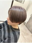 ショートヘアの魅力を引き出すシルバーカラー♪