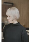 ホワイトカラーショートボブ椎名林檎切りっぱなし