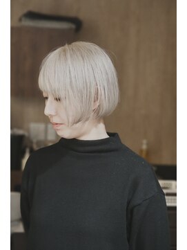 ミューズ バイ ケンジ(MUSE by KENJE) ホワイトカラーショートボブ椎名林檎切りっぱなし