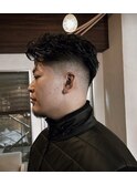 スキンフェード×パーマ　ラフなオールバックスタイル