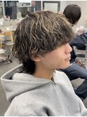 渋谷メンズハイライトカラー緩め波巻きスパイラルパーマ外国人風