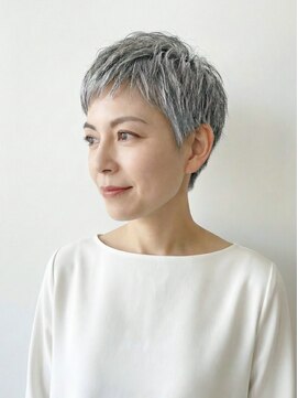 シオミエイチタルミ(shiomi H TARUMI) 【グレイヘアピクシー】静かな立体感が映える上質ショート