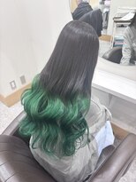 アン(Hair make un)&nbsp;【森山陽向　グラデーショングリーンカラー】