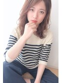 透け感カーキベージュのミディアムヘアー