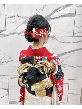 マノハル(MANOHARU) 黒髪シニヨンアップスタイル　バラ結び　着物ヘア