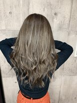 ハク(haku)&nbsp;[吉原勇気]ハイライト白髪ぼかしバレイヤージュレイヤーカット