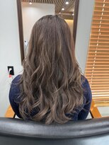 モデロ(Modelo)&nbsp;くすみベージュの柔らかレイヤースタイル