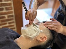 産毛一本、眉の角度一つで印象は激変する。理容師だけに許された「シェービング」の真髄。[men's/理容室]