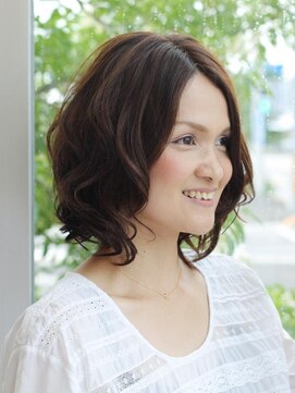 ヘアー ツリー(hair tree) ゆるフワパーマで軽やかに揺れるボブスタイル