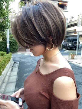 ミィ 浦和(mee) 【mee.】前下がりハンサムショート　ハイライトグレージュ