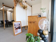 サロンエフ(salon F)の雰囲気（緑豊かな受付）