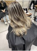ホワイトベージュのバレイヤージュ