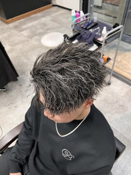 イーラ(era) メンズパーマホワイトメッシュ縦落ちツイスパアップバング