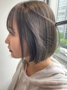 イリ 梅田(ili) ハイライトカラーミルクティーベージュレイヤーカット