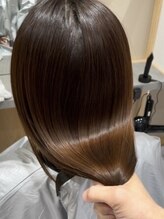 髪の方向を整えながら丁寧にアイロン施術を行います。[塚口駅/髪質改善トリートメント/縮毛矯正/大人女性]