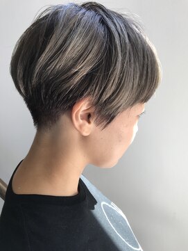 ヘアー アイス ルーチェ(HAIR ICI LUCE) 刈り上げ女子 グレイアッシュ グラデーションカラー シルバー