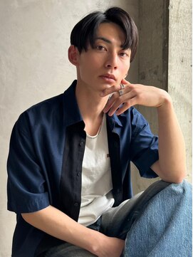 キュー(Cue_) ナチュラルストレートセンターパート