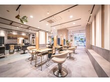 アーティーアーティー 薬院店(ARRTY ARRTY)の雰囲気（解放的な広々としたサロンで癒しのひと時を。）