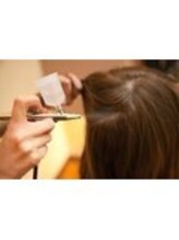 専用のエアブラシを用いてテラヘルツ機能水を毛髪と頭皮にたっぷり浸透させ、頭皮と髪のタンパク質を復元！