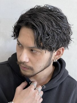 フィフス(fifth) 原宿ツイストスパイラルパーマセンターパートカット刈り上げ黒髪