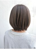 大人グレージュカラーで白髪ぼかしカラー楽しむボブレイヤー