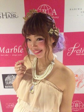 フェリシータ 緑地公園店(felicita) 鮮やかカラーの無造作ルーズ編み込み with ティアラ