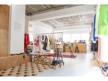 ユルク(JURK nagoya)の雰囲気（3F apparel服はもちろん靴や小物など幅広く取り扱っています◎）