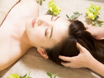 ナチュラル 博多店(Natural)の写真/【カット+オーガニッククイックヘッドスパ¥6600】人気の施術に+αの極上spa♪日頃の疲れや眼精疲労改善に◎
