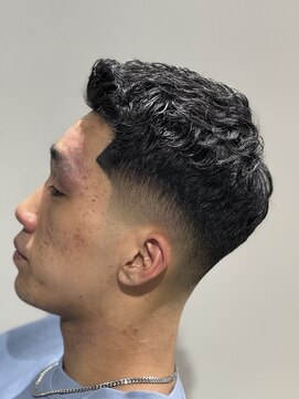 イナセパーラー ハナレ(INASE PARLOR HANARE) アイロンパーマ　スキンフェード