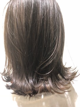 アミティ(AMITY) ハイライトセミロンググレージュ