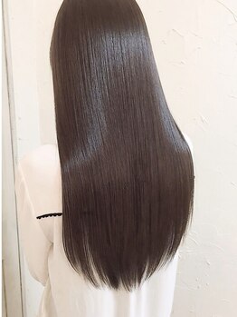 ロアゾブルーミュージアム(L'oiseau Bleu museum)の写真/くせ毛・うねり・広がりを髪質改善で素直な艶髪に。扱いやすさが続く