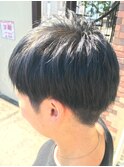メタリックな質感のスモーキーブルーのカラー