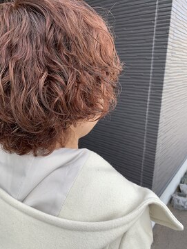 ヘア デザイン エシレ(Hair design esille.) ピンクベージュのカーリーヘア