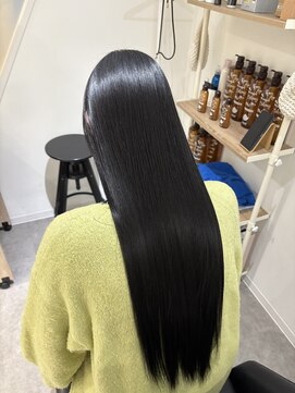 エスト(est) 40代/暗髪ロングストレート/髪質改善トリートメント【新宿】