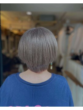 ビィーハ(BeHA) 脱白髪染めシルバーグレーショートヘア