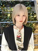 美白で小顔に見えるハイトーンボブ