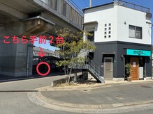 ムム(mumu...)の雰囲気(駐車場は店舗横高架下の手前2台)