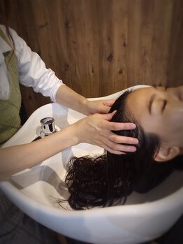 ラララ(LaLa.La)の写真/【口コミ多数】暖かい光の差し込むフルフラットシャンプー台でのヘッドスパは、日常から開放される至福時間