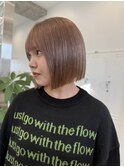 ヘーゼルベージュミディアムボブ顔まわりレイヤーワイドバング