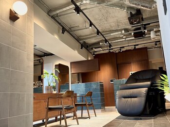 リベルタ 下北沢(liberta)の写真/コンクリート調の天井とタイル壁に木の温もりが調和した空間は昼と夜で別の顔。隠れ家サロンで癒しの時間を