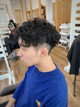 コモレビ(komorebi) 【山本智文】短髪ツイストスパイラルパーマ